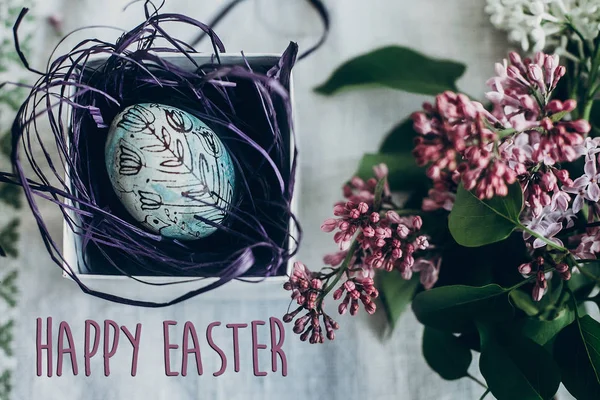 Happy easter text and easter egg — Stock Photo, Image