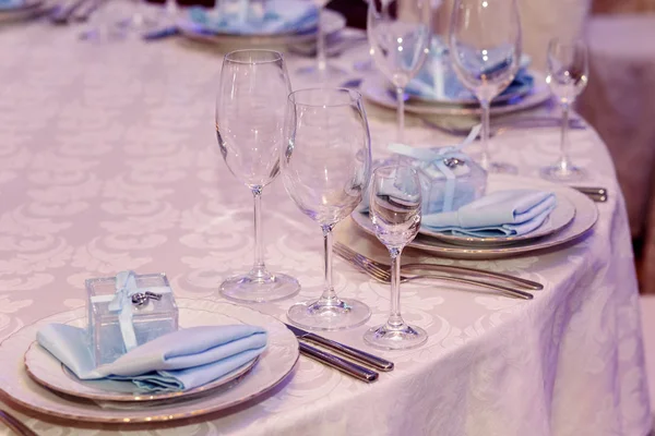 Glazen, borden, servetten en bestek — Stockfoto