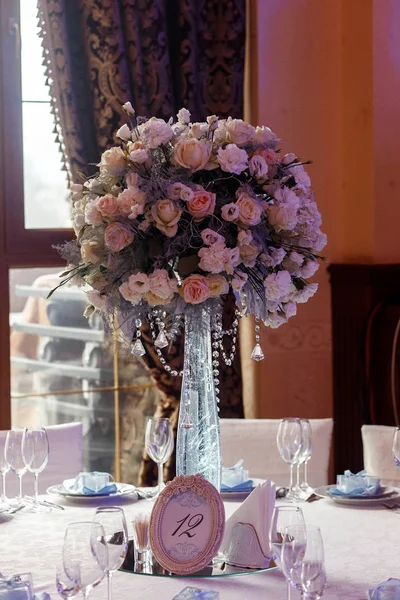 Décor de mariage avec des fleurs et des vases en verre — Photo