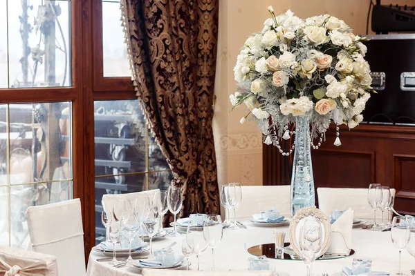 結婚式の装飾ガラスの花瓶と花 — ストック写真