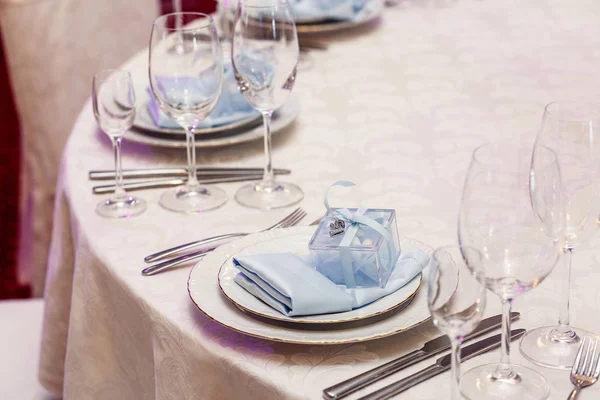 Glasses, plates on napkins and cutlery — Stock Photo, Image