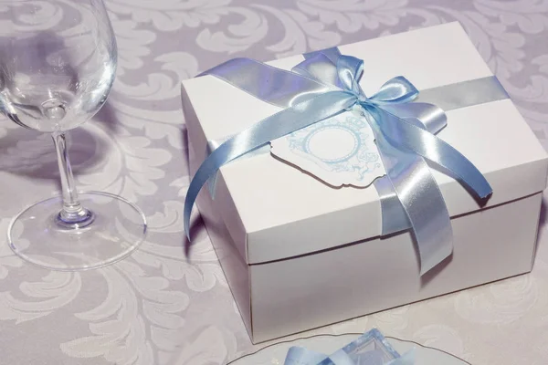 Подарочная коробка с голубой лентой — стоковое фото