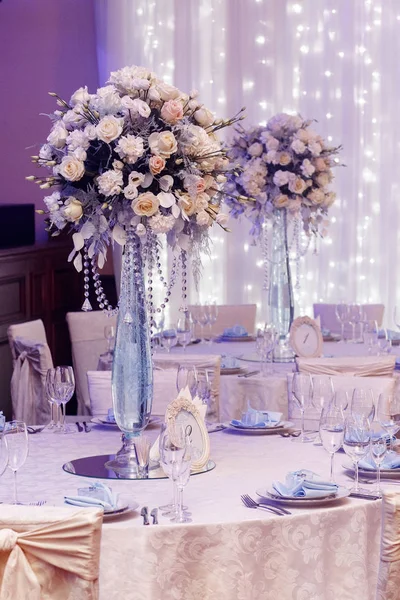 Decoração de casamento com flores e vasos de vidro — Fotografia de Stock