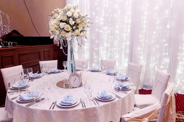 Decoração de casamento com flores e vasos de vidro — Fotografia de Stock