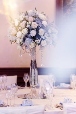 Düğün dekor çiçek ve cam vazolar