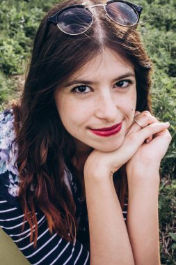 Rahatlatıcı genç bayan.