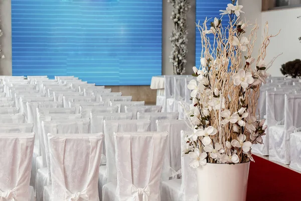 Table décorée avec hortensia et roses — Photo