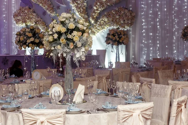 Bruiloft decor met bloemen — Stockfoto