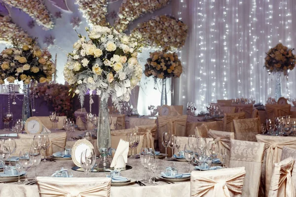 Hochzeitsdekor mit Blumen — Stockfoto