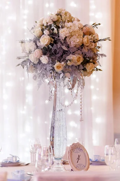 Vase décor avec des fleurs — Photo