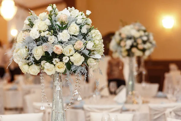 Vaso de decoração com flores — Fotografia de Stock