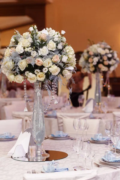 Decoração de casamento com flores e vasos de vidro — Fotografia de Stock