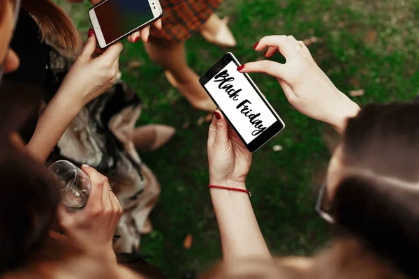 Vrouwen op zoek over de ontwerptekst van de verkoop — Stockfoto