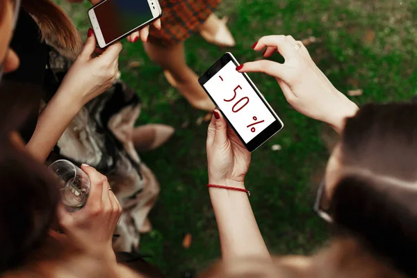 50 porcentaje de texto de venta en el teléfono — Foto de Stock