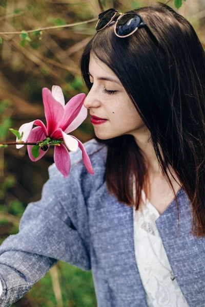 Žena vonící květ Magnolie — Stock fotografie