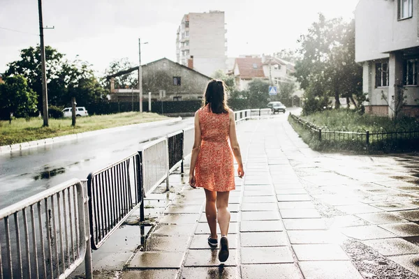 Женщина идет по дождливой улице — стоковое фото