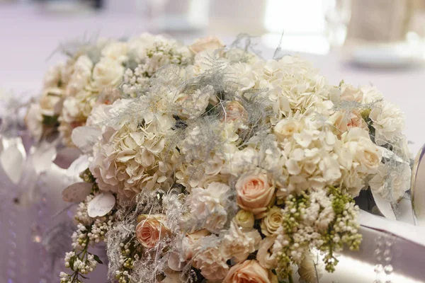 Tables décorées avec hortensia et roses — Photo