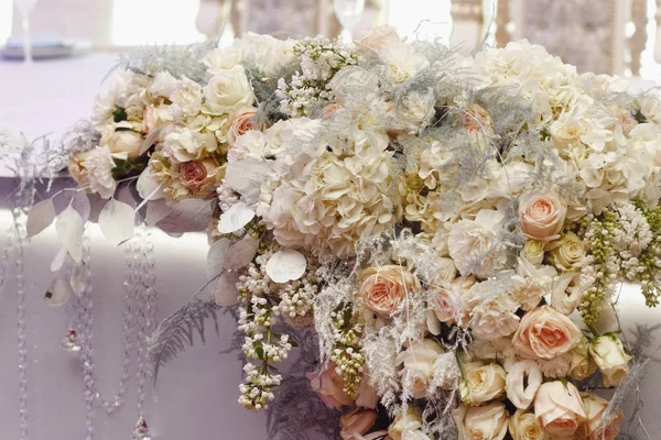 Tables decorated with hydrangea and roses — Stock Photo, Image