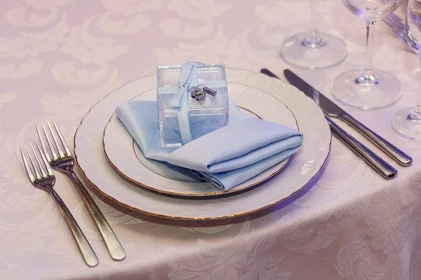 Glasses, plates on napkins and cutlery — Stock Photo, Image