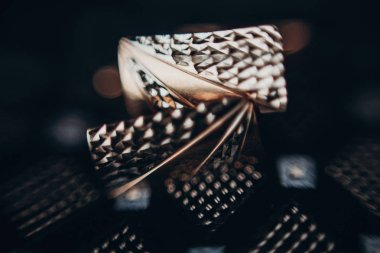 kravat üzerinde kol düğmeleri