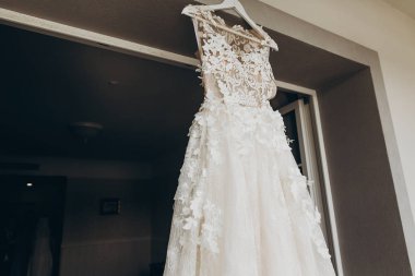 Pencerede asılı gelinlik