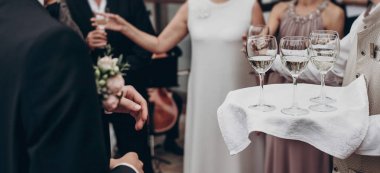 Şampanya ve şarap ile gözlük