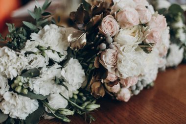 Gül ve altın yaprağı buketleri