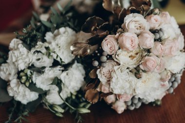 Gül ve altın yaprağı buketleri