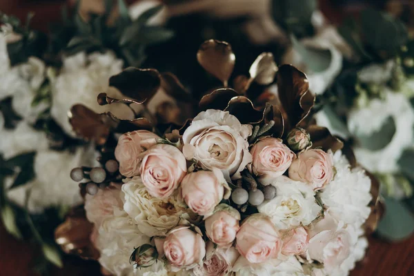 Bouquet con rose e foglie d'oro — Foto Stock