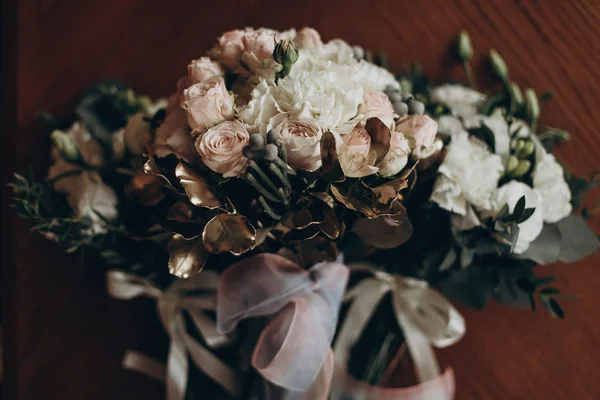 Букети з трояндами і золотим листям — стокове фото