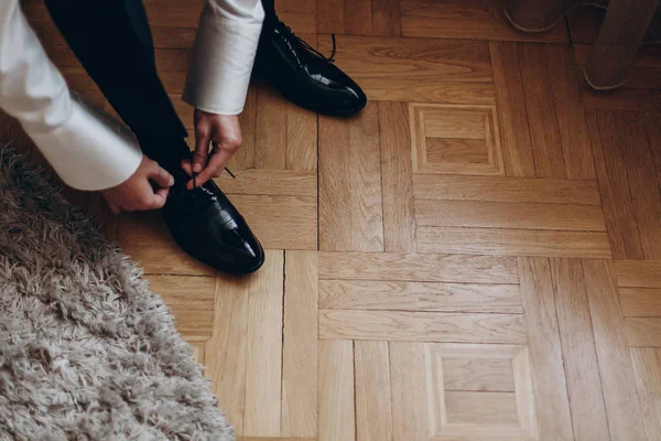 Жених завязывания обуви — стоковое фото