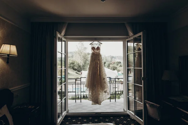 Bröllopsklänning hängande på fönstret — Stockfoto