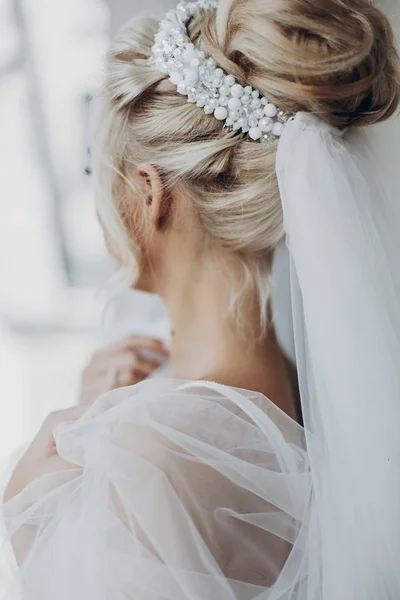 Stile capelli sposa con perle e velo — Foto Stock