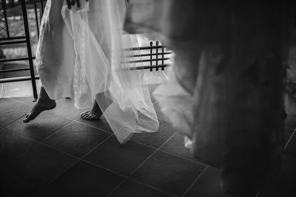 Pieds de mariée et robe — Photo