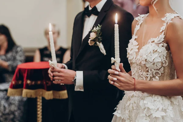 Casal segurando velas — Fotografia de Stock