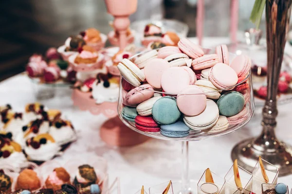 Macarons dans un bol en verre — Photo