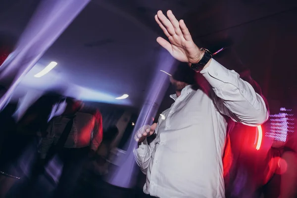 Homem dançando na festa — Fotografia de Stock