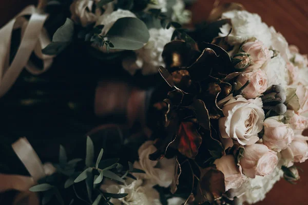 Bouquet con rose e foglie d'oro — Foto Stock