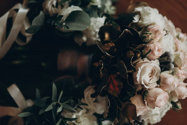 Bouquets de roses et de feuilles dorées — Photo