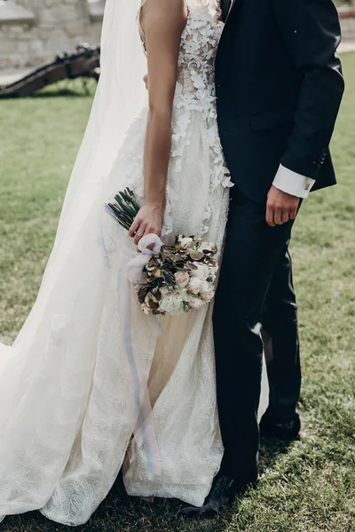 Bräutigam und Braut umarmen — Stockfoto
