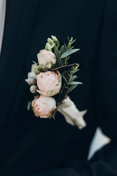 Boutonniere de lujo con rosas — Foto de Stock
