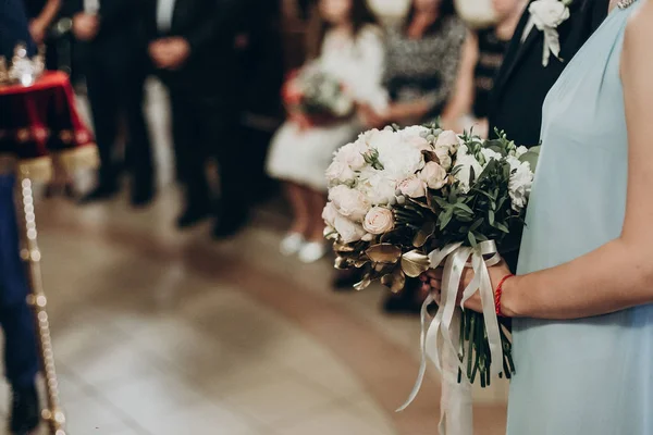 婚礼伴娘手中的花束 — 图库照片