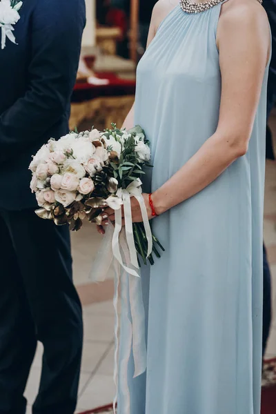 Свадебный букет в руках подружки невесты — стоковое фото