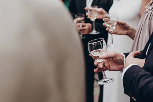 Copas de champán y vino en las manos — Foto de Stock