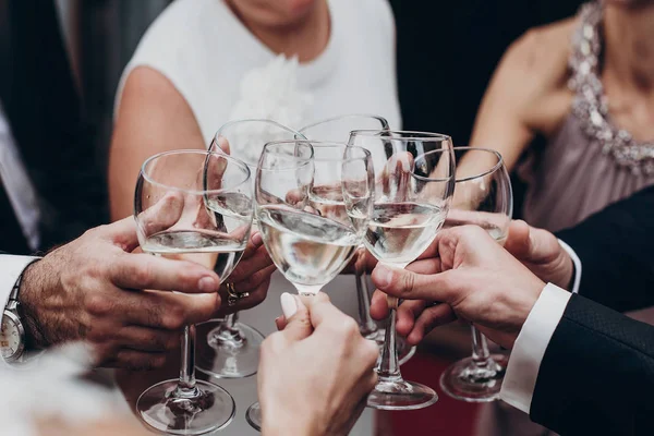 Copas de champán y vino en las manos — Foto de Stock