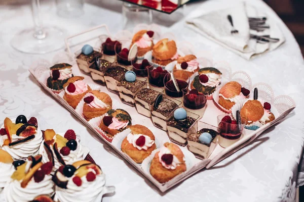 Tisch mit modernen Desserts — Stockfoto