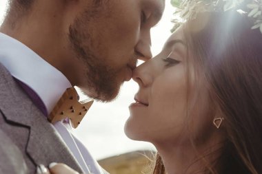 Gelin ve damat öpüşme