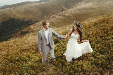 Gelin ve damat el ele tutuşuyorlar.