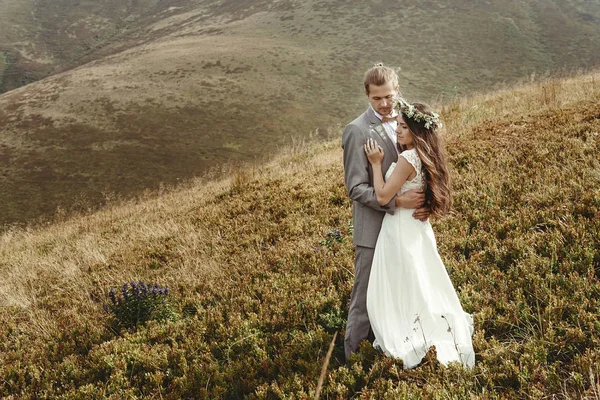 Güzel gelin ve damat sarılma — Stok fotoğraf