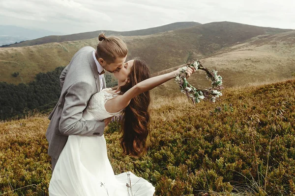 Sposo baciare sposa — Foto Stock